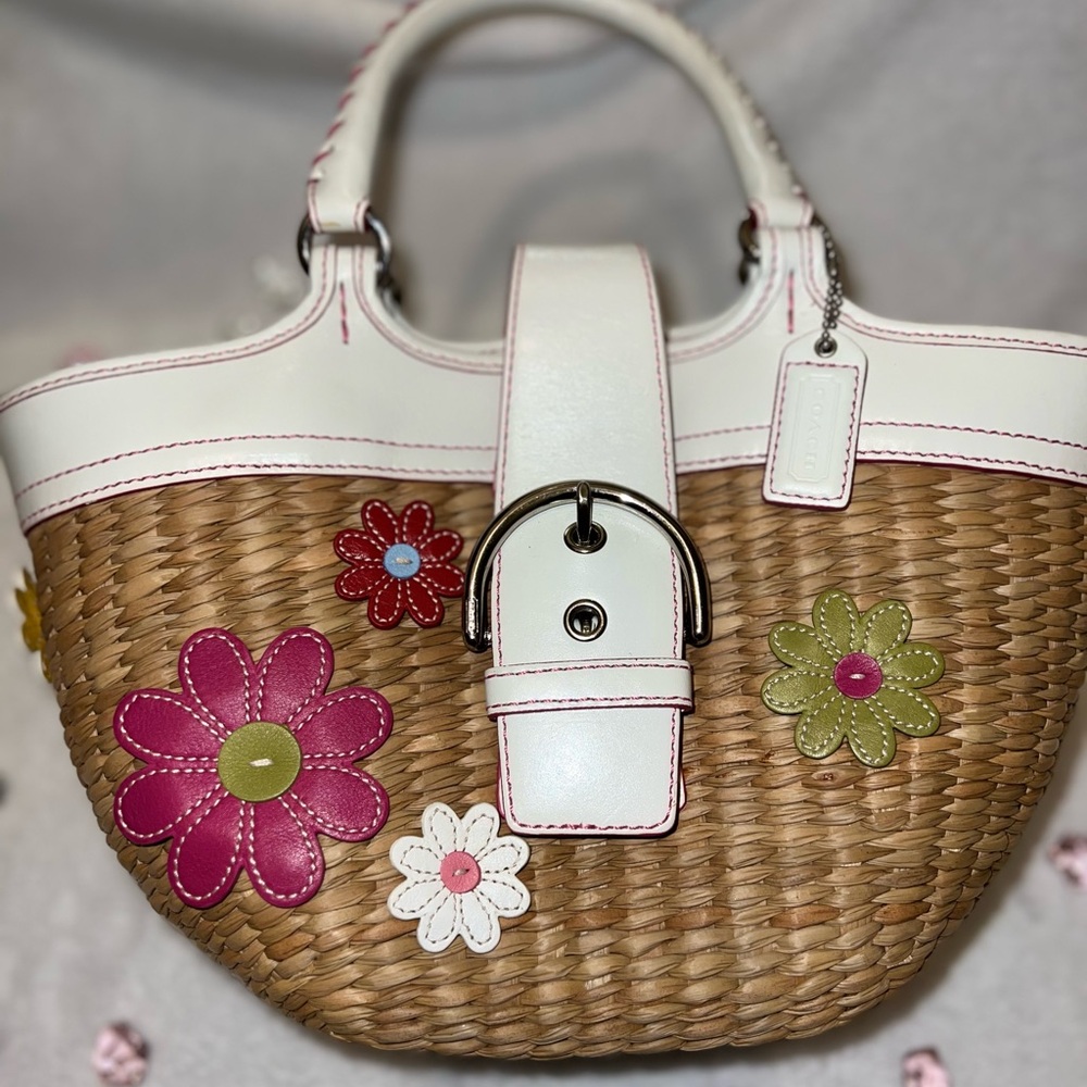 coach straw flower appliqué basket 
no. M3K-4443
